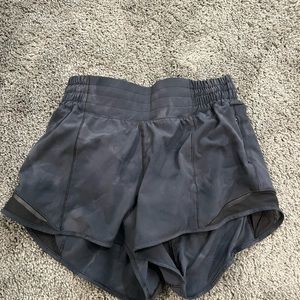 Lululemon hotty hot 2.5in high rise short